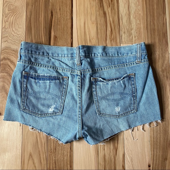 A&F Distressed Light Wash Denim Jean Shorts - Picture 4 of 8